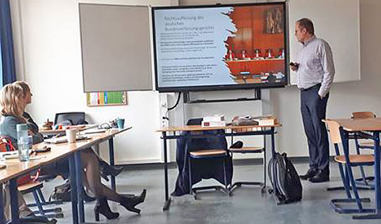 Dr. Felix Boor von der Uni Hamburg referiert vor schleswig-holsteinischen Lehrkräften zum Thema ˈAnnexion, Mauerbau und Menschenrechte – Zur völkerrechtlichen Situation Israels