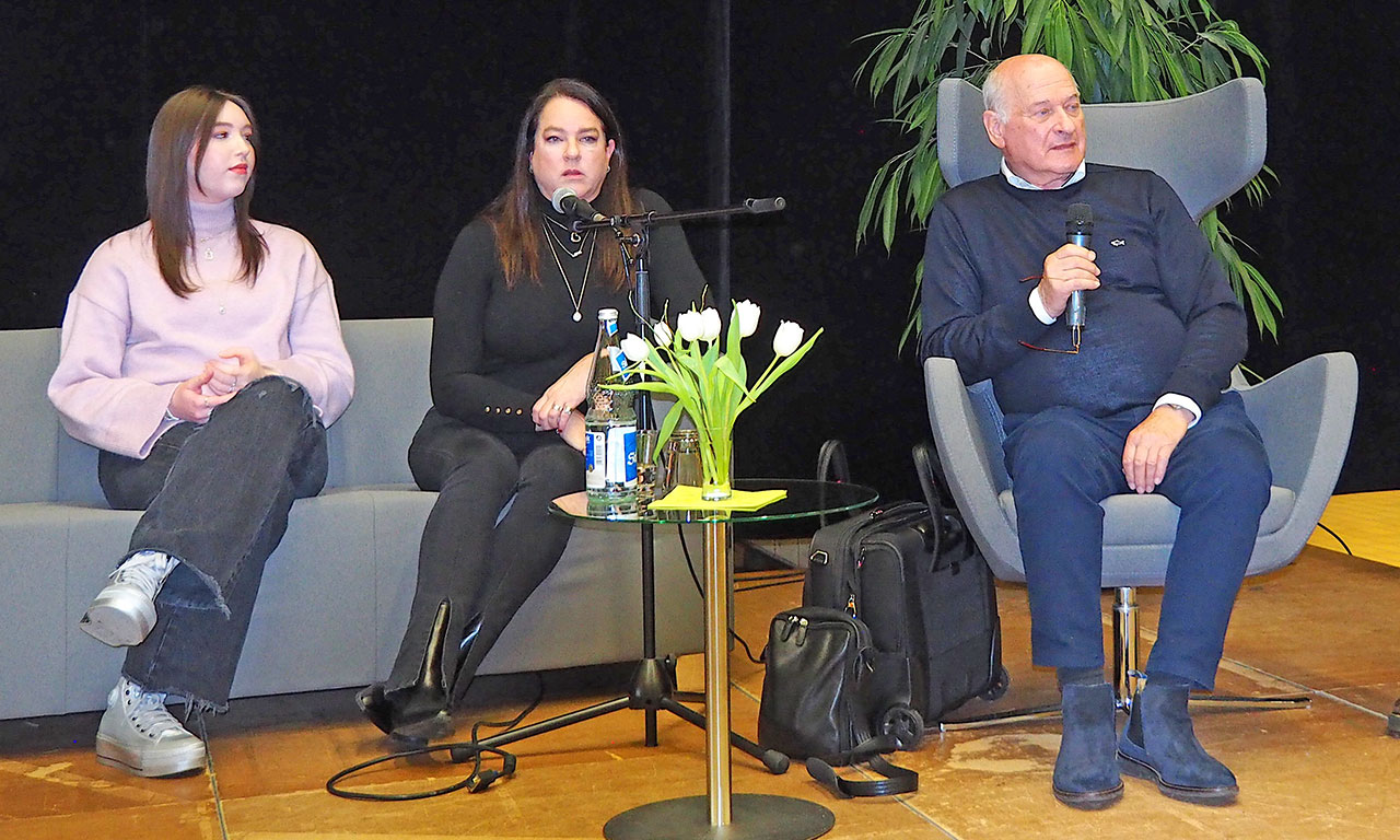 Jessica (15), Natalie (55) und Tsiw Herschel diskutieren mit den Schülerinnen und Schülern über die Gefahr des Antisemitismus und die Bedeutung von Zivilcourage
