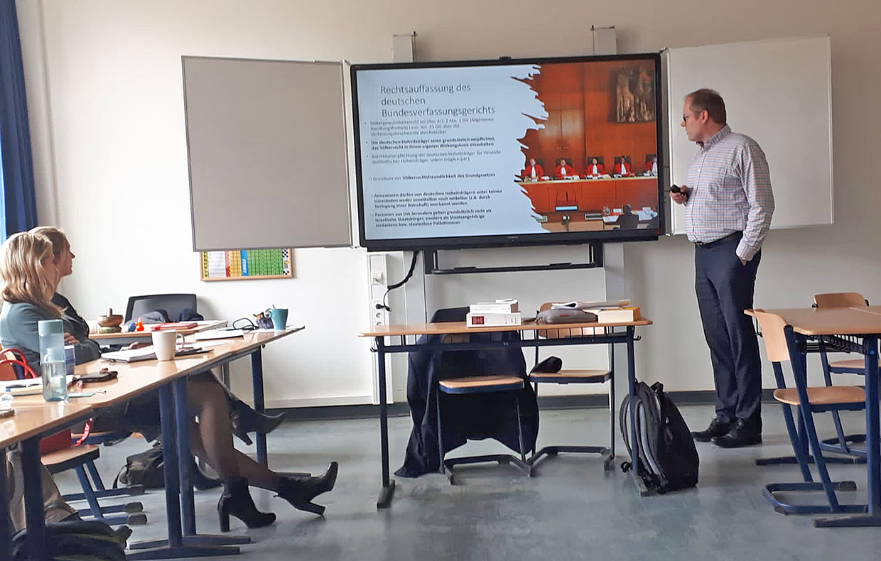Dr. Felix Boor von der Uni Hamburg referiert vor schleswig-holsteinischen Lehrkräften zum Thema ˈAnnexion, Mauerbau und Menschenrechte – Zur völkerrechtlichen Situation Israelsˈ © Verein Miteinander leben e.V.